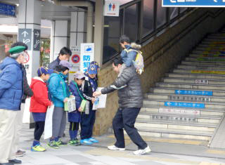 年末街頭募金活動の写真です